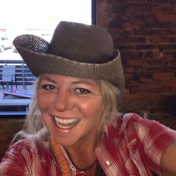 Meet your Posher, Tiffany - Picture 5 of 6